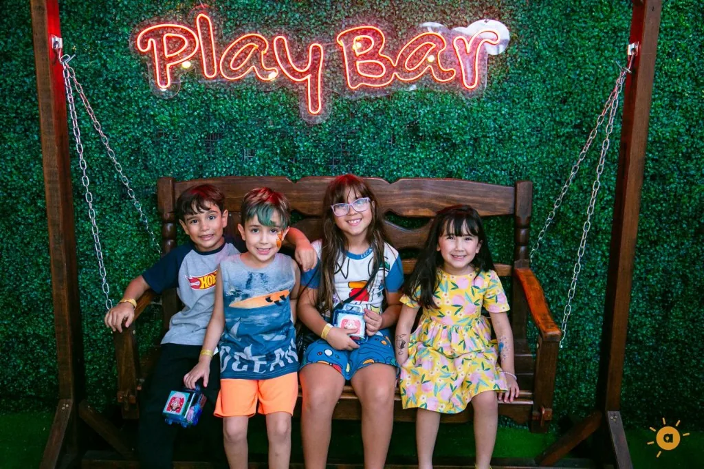 Vista noturna do playground do Play Bar em Belo Horizonte